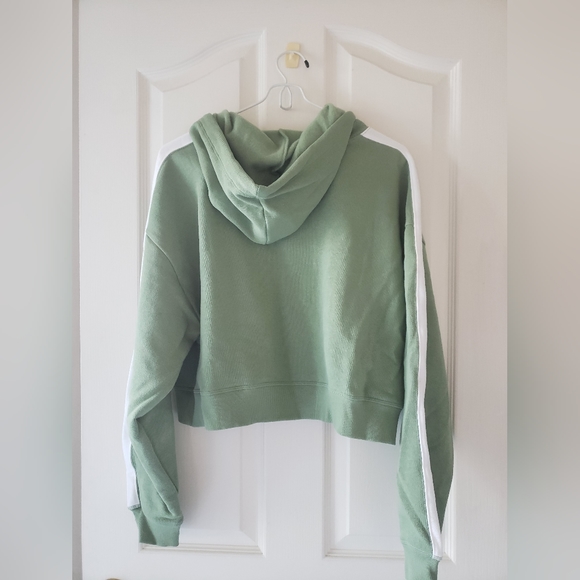 Nwt Pink Victoria's Secret cropped hoodie - Picture 2 of 5